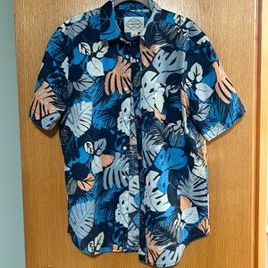 Men’s size medium, multi colored, short sleeved Hawaiian shirt